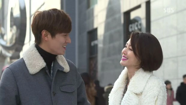 Kim tan chia tay bằng nụ hôn và nước mắt