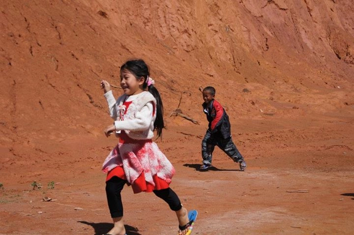 Mờ mờ ảo ảo một con đường