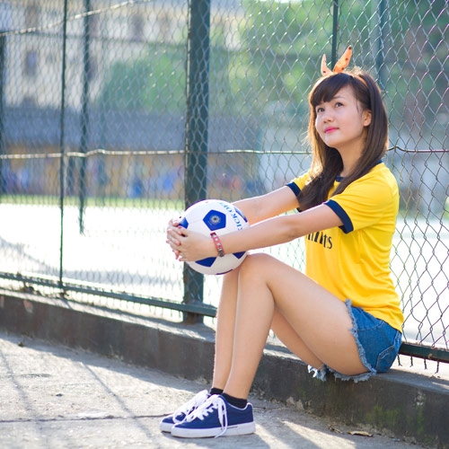 Ngắm vẻ đẹp nữ sinh dân tộc mông trong sân bóng