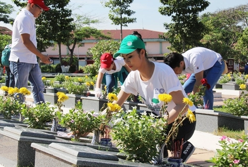 Ngọc hân nhảy hết mình cùng học sinh tiểu học