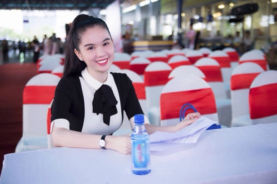 Ngọc trinh kín đáo thanh lịch như nữ sinh