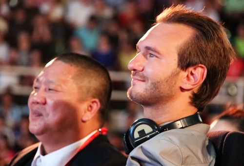 Nick vujicic hài hước với hàng nghìn người sài gòn