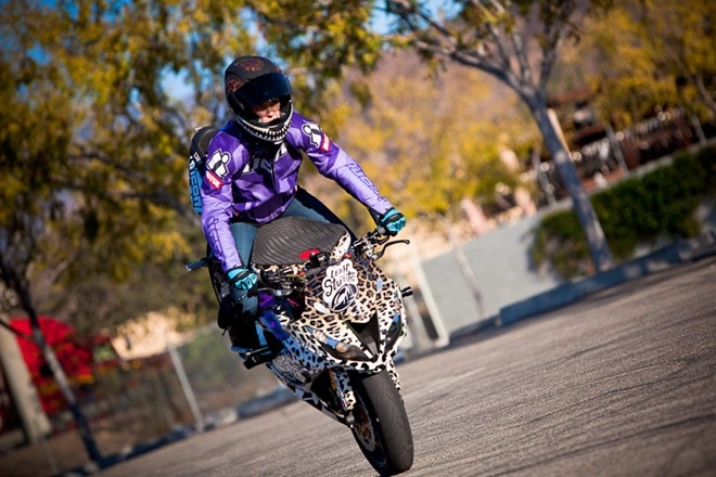 Nữ biker mỹ chuẩn bị biểu diễn môtô mạo hiễm tại hà nội vào cuối tuần