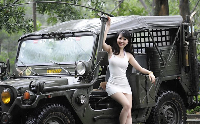 Nu phạm nóng bên jeep