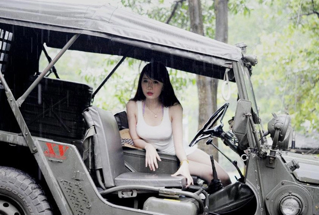 Nu phạm nóng bên jeep