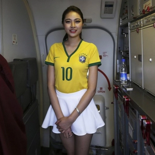 Nữ tiếp viên hàng không mặc áo bóng đá hút sự tò mò