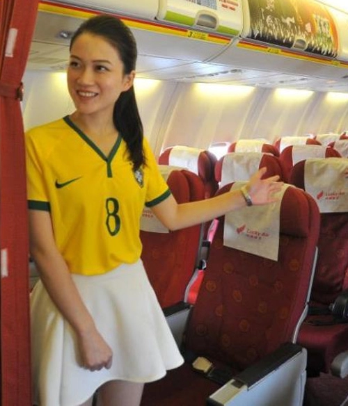 Nữ tiếp viên hàng không mặc áo bóng đá hút sự tò mò