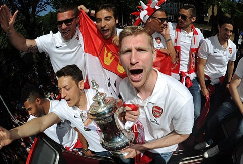 Podolski cả gan ăn trộm chiếc cup fa của arsenal 