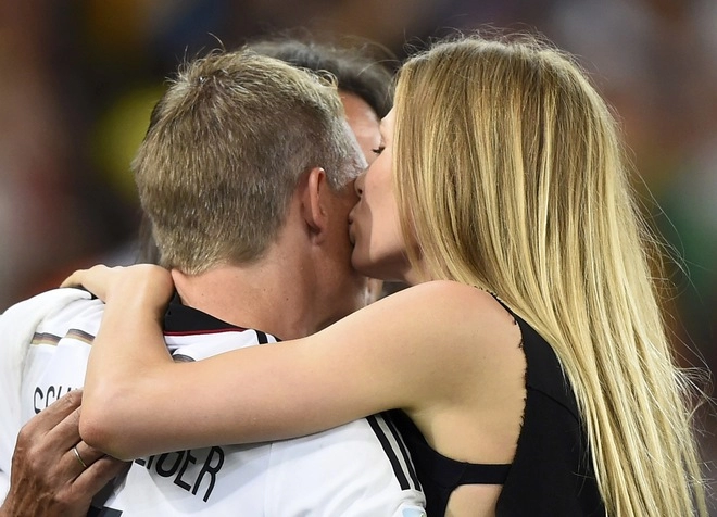 Schweinsteiger được bạn gái thưởng nóng ngay sau trận chung kết