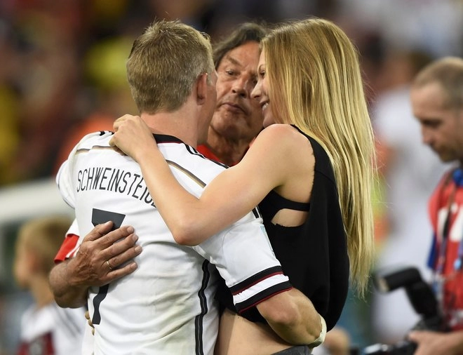 Schweinsteiger được bạn gái thưởng nóng ngay sau trận chung kết