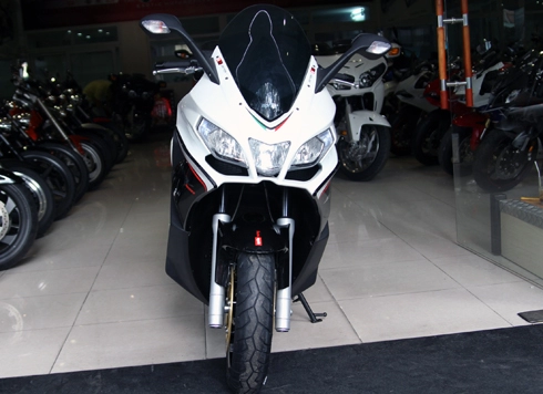 Siêu xe tay ga aprilia srv850 đầu tiên đã có mặt tại việt nam