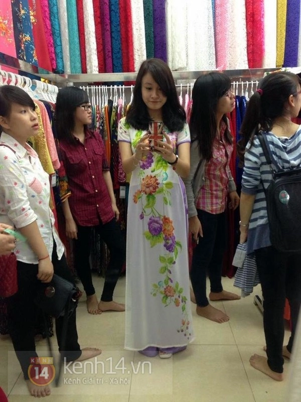 Sinh viên năm cuối rộn rã kéo nhau đi chụp ảnh kỷ yếu