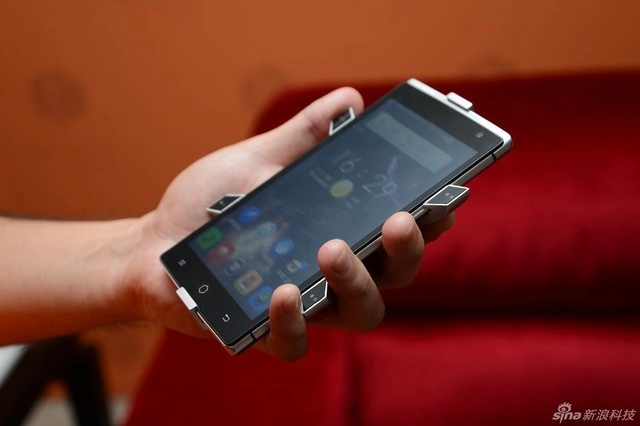 Smartphone takee1 mang công nghệ màn hình 3d nổi đầu tiên trên thế giới
