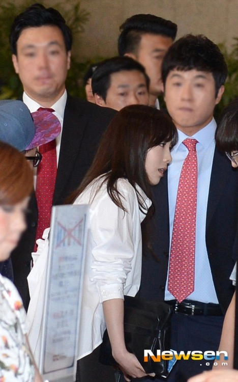 Taeyeon snsd bật khóc trước bão scandal