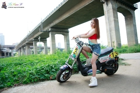 Thiếu nữ hàn cá tính bên xe máy
