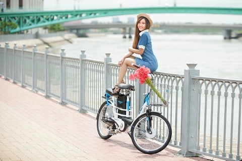 Thiếu nữ sài gòn duyên dáng với xe đạp điện