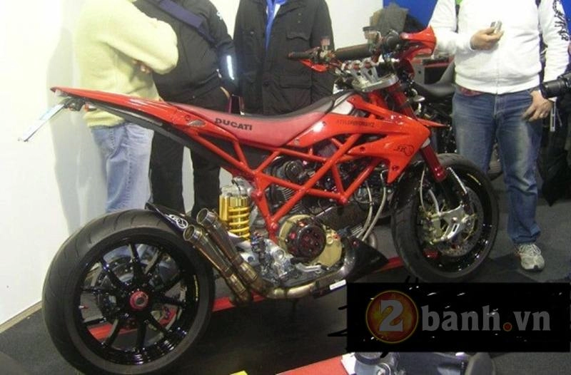 Thợ hy lạp độ lại ducati monster