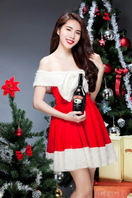 Thủy tiên yêu kiều trong trang phục noel