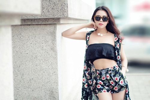 Trà ngọc hằng diện crop-top đầy khiêu khích trên phố