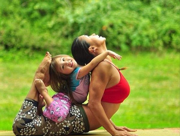 Trà ngọc hằng gây sốt với ảnh tập yoga cùng cháu gái mũm mĩm