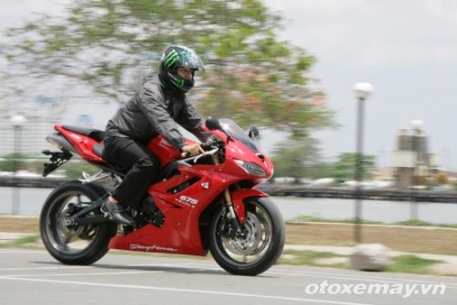 Triumph daytona 675 triple khoe dáng tại sài gòn