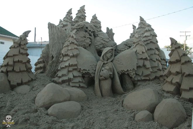 Tượng điêu khắc bằng cát độc đáo bên bãi biển