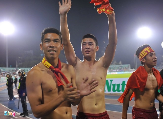 U19 việt nam cởi áo đấu tặng người hâm mộ