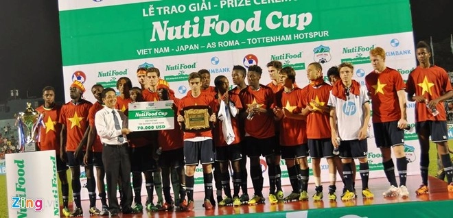 U19 việt nam cởi áo đấu tặng người hâm mộ