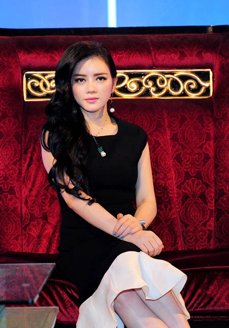 Váy áo đẹp quý phái của lý nhã kỳ ở fashion star