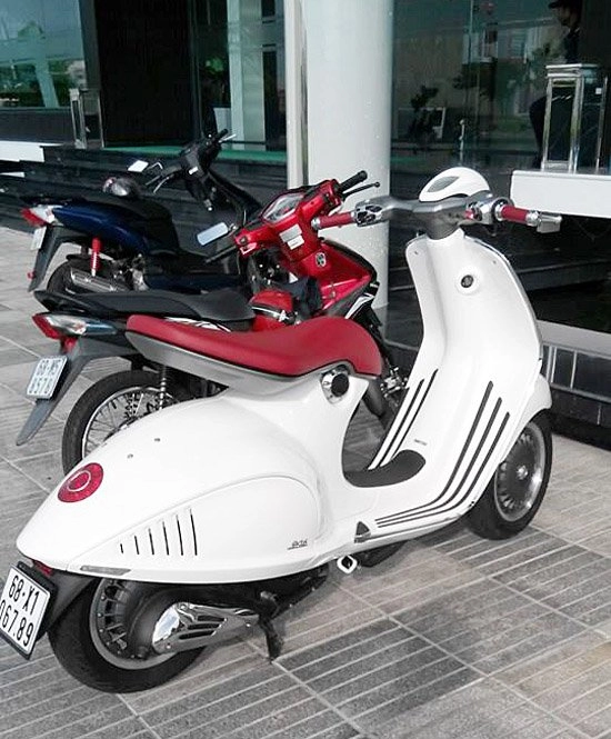 Vespa 946 hầm hố với biển số san bằng tất cả