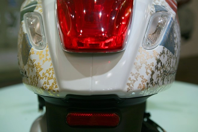 Vespa primavera 2014 dát vàng họa tiết sơn mài đẹp mắt