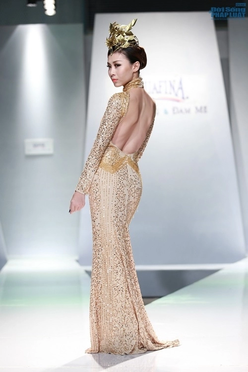 Vũ hoàng điệp đội nón lá hình trống đồng trở lại sàn catwalk