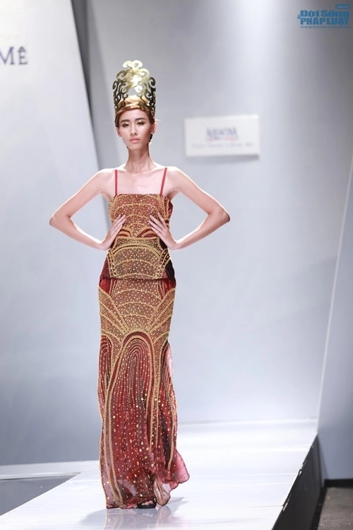 Vũ hoàng điệp đội nón lá hình trống đồng trở lại sàn catwalk