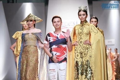 Vũ hoàng điệp đội nón lá hình trống đồng trở lại sàn catwalk