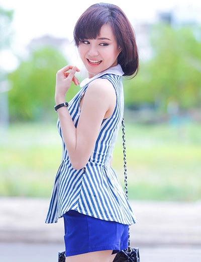 Vy oanh chuộng áo hở eo dịp hè