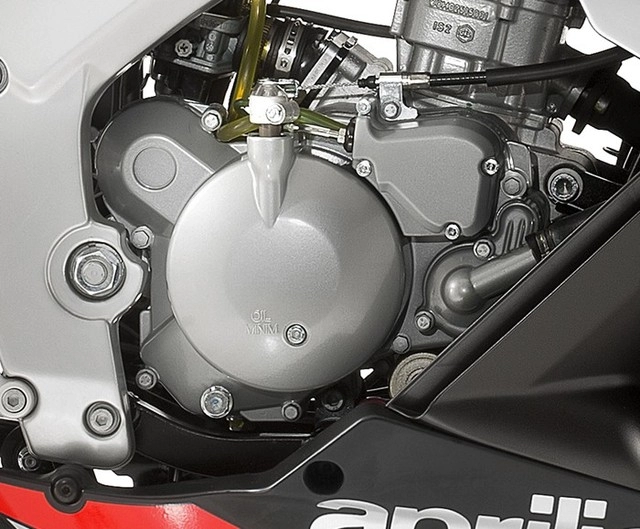 Xe 2 thì đẳng cấp chủa aprilia cho nam sinh đèo người yêu