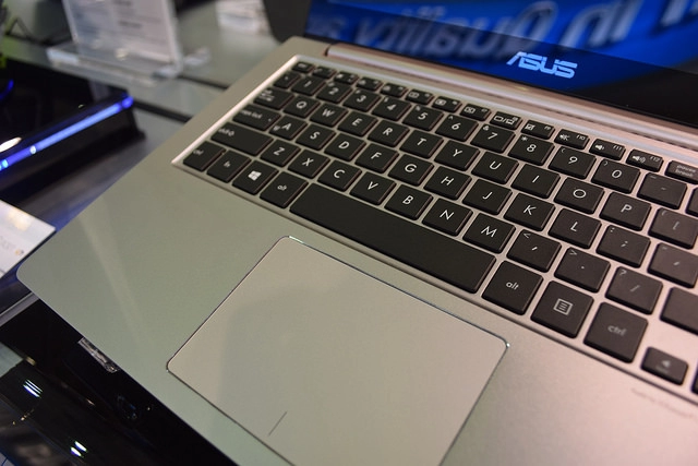 Zenbook ux303 laptop có thiết kế đẹp mỏng và nhẹ