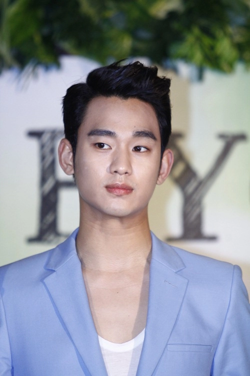 zoom cận cảnh vẻ điển trai của kim soo hyun