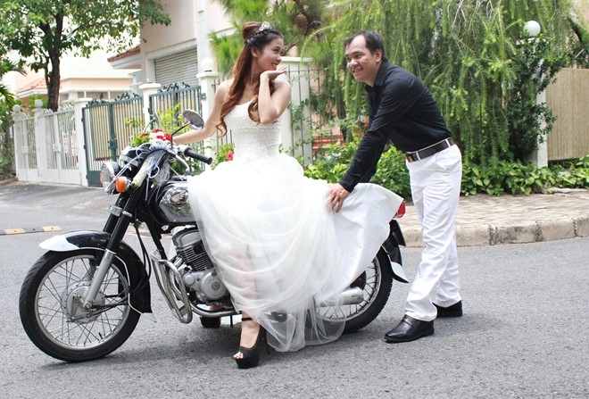 Ảnh cưới độc chụp với mô tô của nữ biker sài thành
