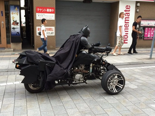 batman biker chạy xế độ siêu khủng trên đường phố nhật bản