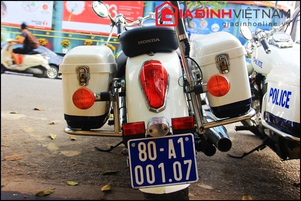 Cận cảnh honda cb750 xe môtô dẫn đoàn của csgt