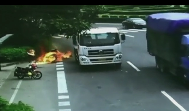 clip xe tải ôm cua không quan sát ép cháy xe máy