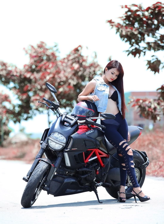 Ducati diavel kiêu hãnh cùng hot girl