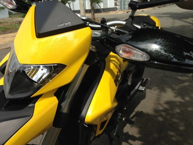 Ducati hypermotard -- vàng vàng phơi hàng tạo dáng