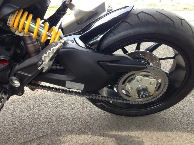 Ducati hypermotard -- vàng vàng phơi hàng tạo dáng