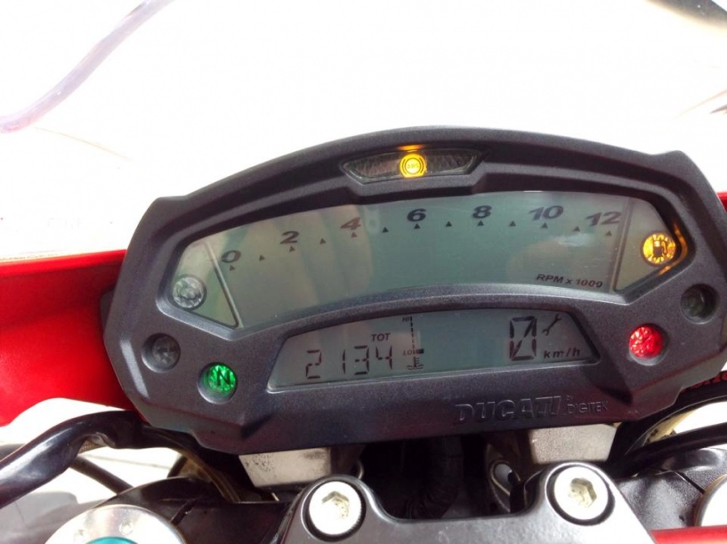 Ducati monster 1100s abs 2010 ấn tượng trên phố việt