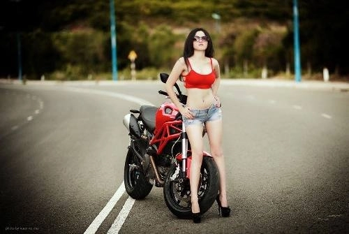 Ducati monster đọ dáng cùng hot girl tại vn