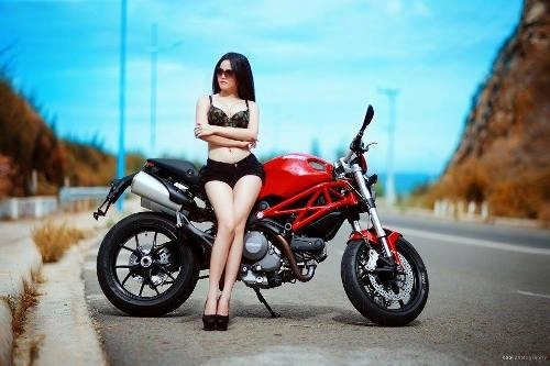 Ducati monster đọ dáng cùng hot girl tại vn