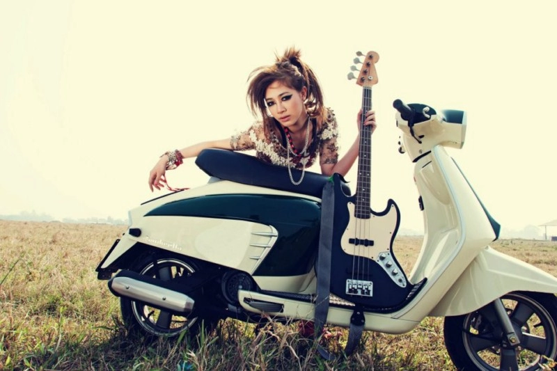 Hot girl hà min cháy với rock bên đồng hoang cùng xe lambretta