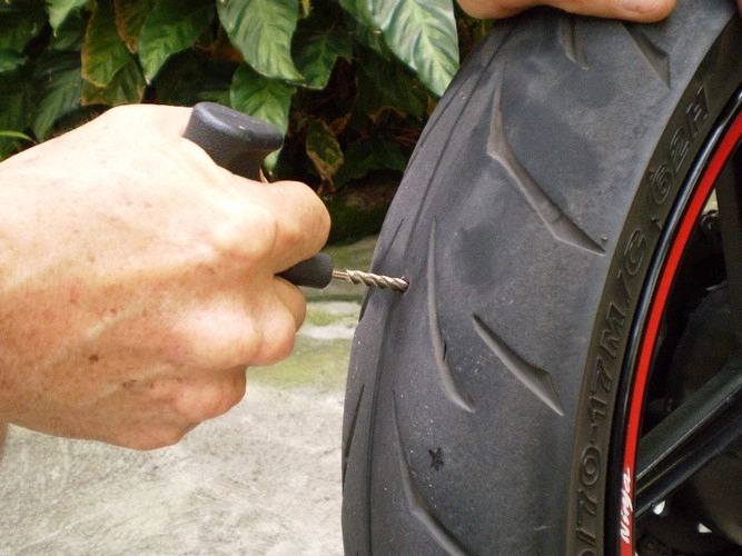 Hướng dẫn cách vá lốp xe không ruột